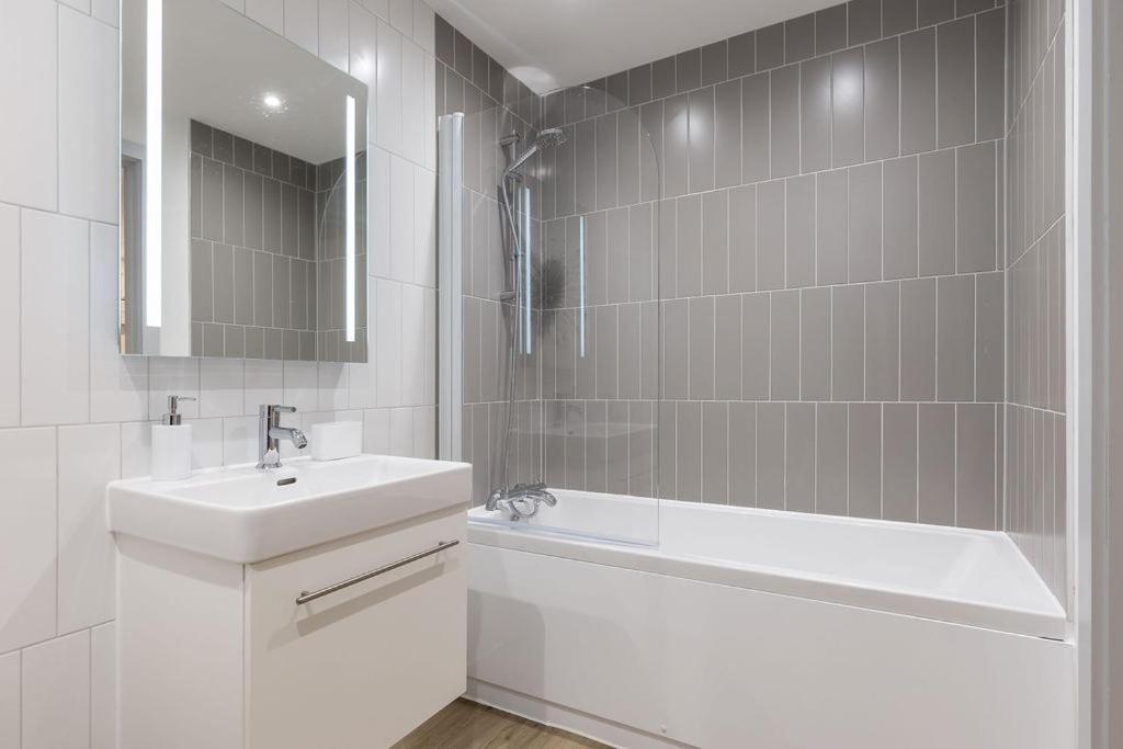 Stylish Town Centre Apartment, W Parking, Nr Beach Bournemouth Exterior foto